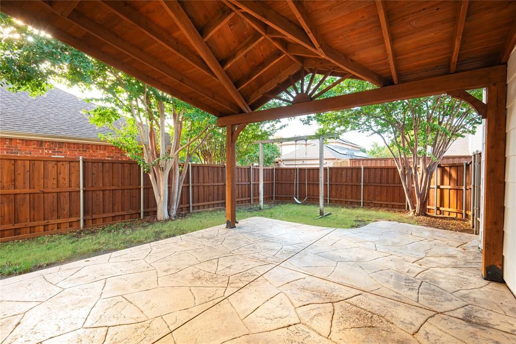 Property Photo: 1610 Oak Brook Lane TX 75002