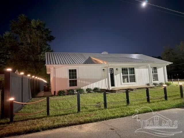 Property Photo: 31 W Cottage St FL 32535