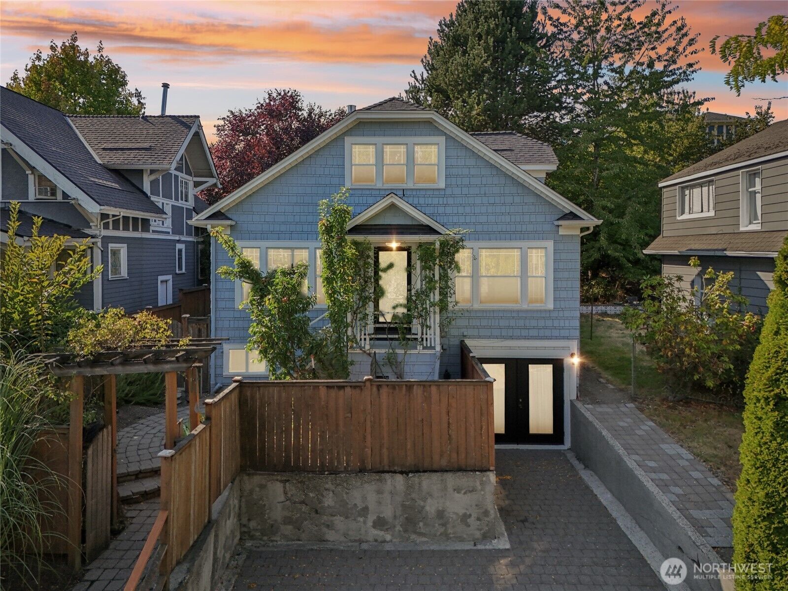 Property Photo:  511  23rd Avenue E  WA 98112 