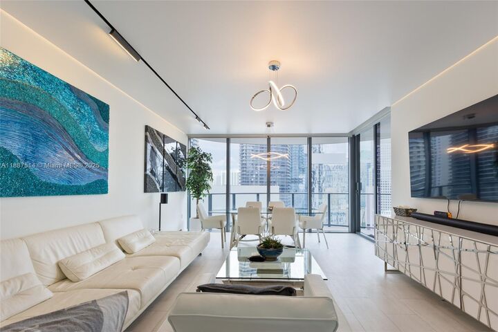 Property Photo:  1000 Brickell Plz 2515  FL 33131 