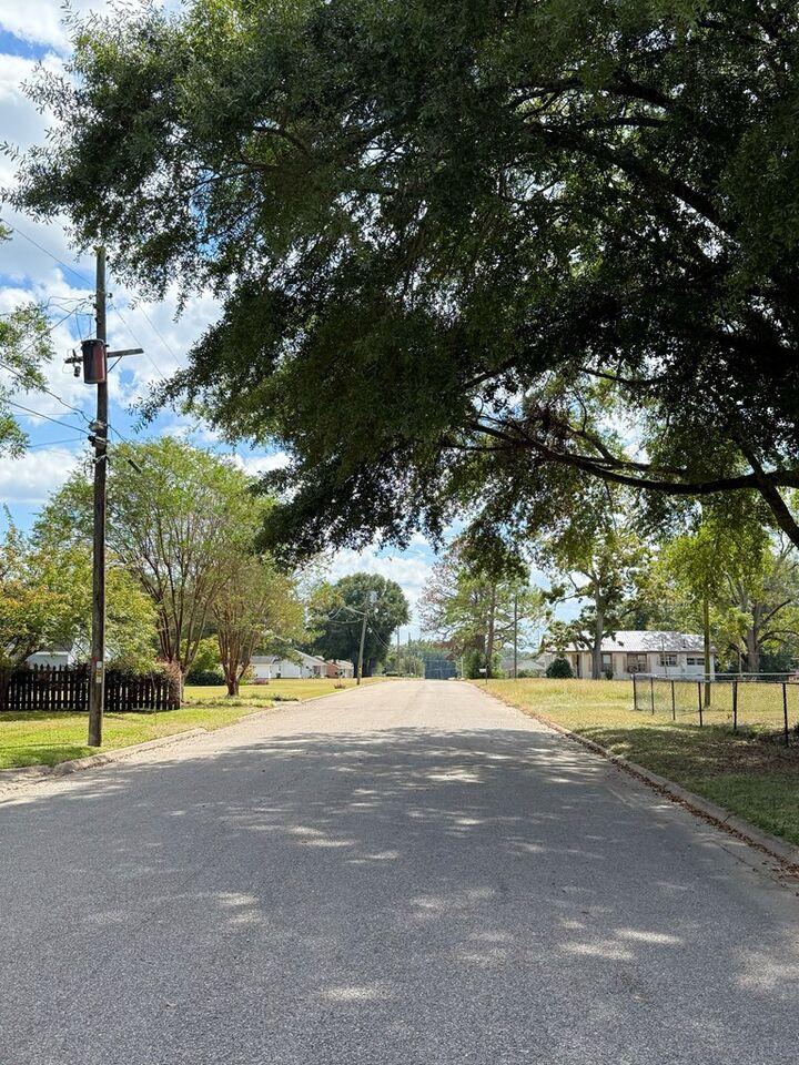 Property Photo:  601-1 S 9th Ave  AL 36305 