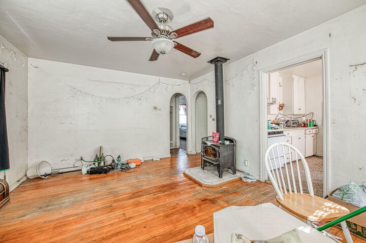 Property Photo:  908 S Clark Street  CA 93292 