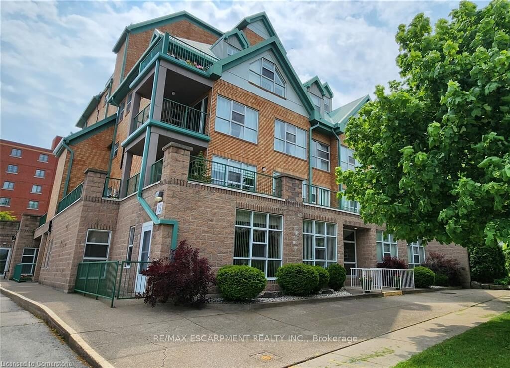 Property Photo:  