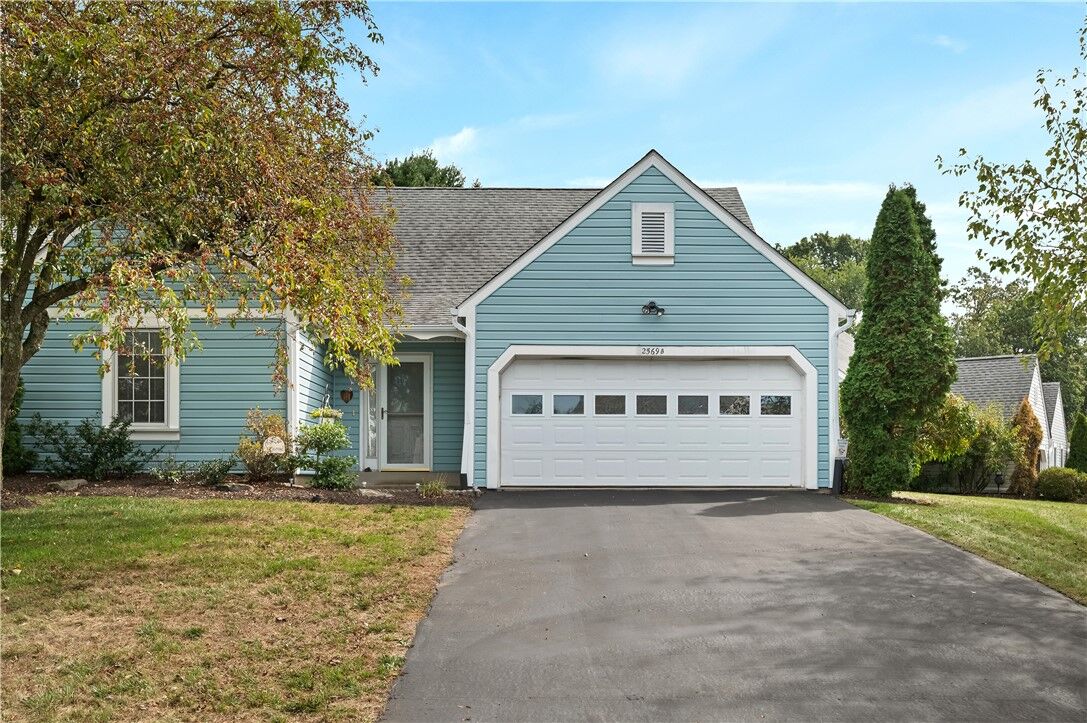 Property Photo:  2569 Pheasant Run B  PA 15090 