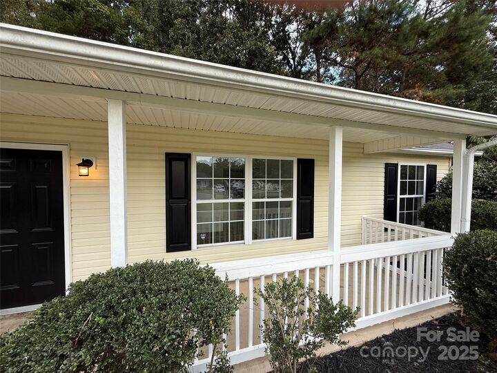 Property Photo:  3403 Fernstone Circle  NC 28227 