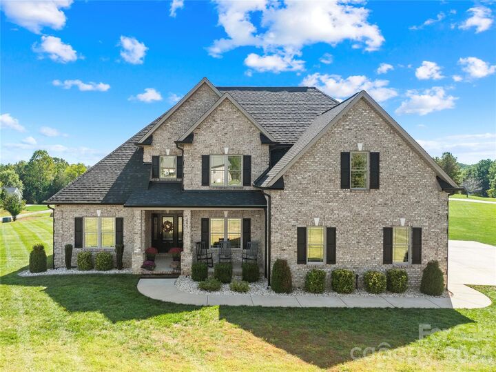 Property Photo:  895 Oak Ridge Farms Circle  NC 28658 