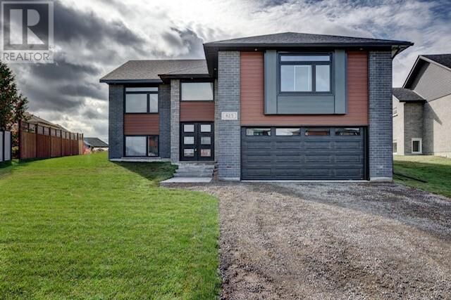 Property Photo: 825 Moonrock Avenue ON P3E 5Z5