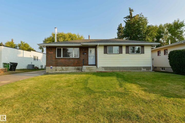 Property Photo:  10524 35 Avenue NW  AB T6H 4Z5 