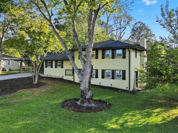 Property Photo:  399 W Sandtown Road SW  GA 30064 