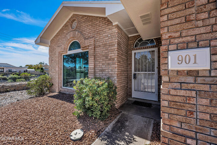 Property Photo: 901 Las Aves Place TX 79912