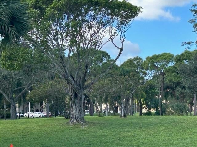 Property Photo:  6061 N Falls Circle Dr 102  FL 33319 