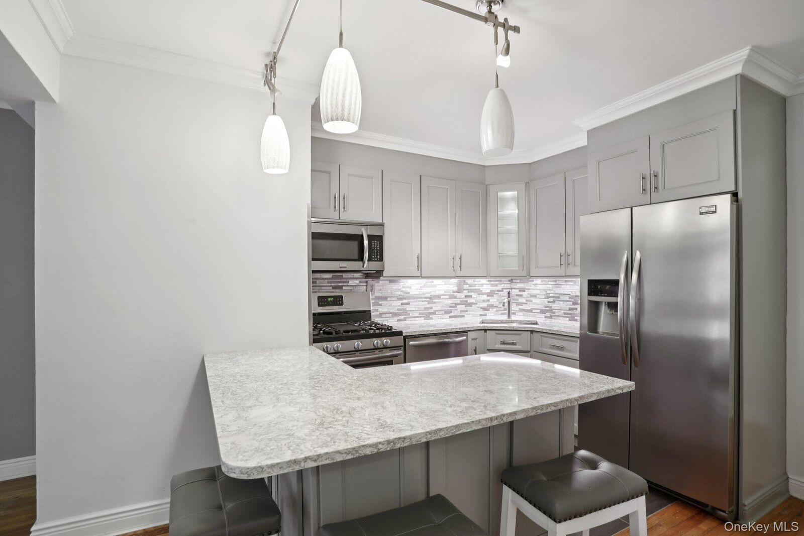 Property Photo:  255 Bronx River Road 8J  NY 10704 