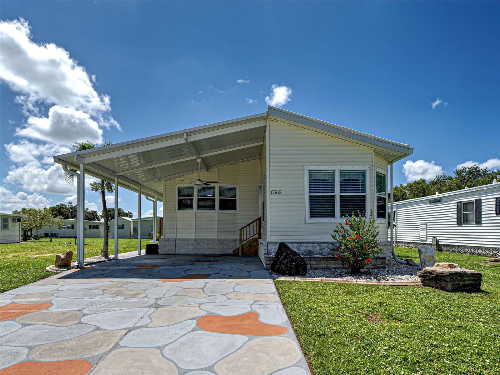 Property Photo: 6562 Hikina Drive FL 34287