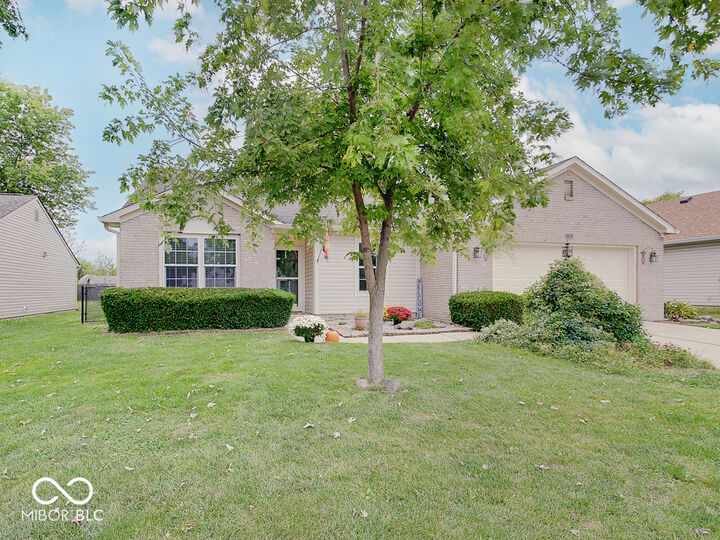 Property Photo:  2160 Meadow Glen Boulevard  IN 46131 
