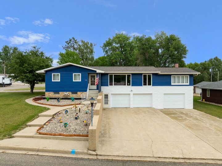 Property Photo:  220 NE 4th Ave  ND 58746 