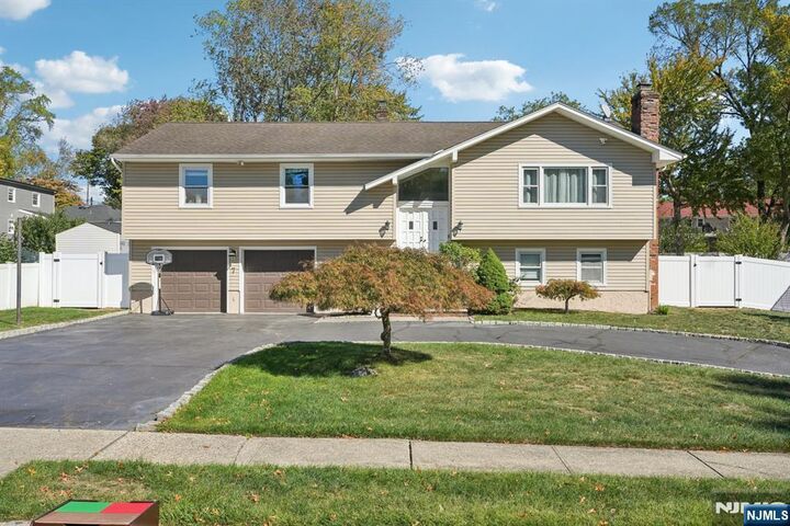 7 Wanda Avenue  Wayne NJ 07470 photo