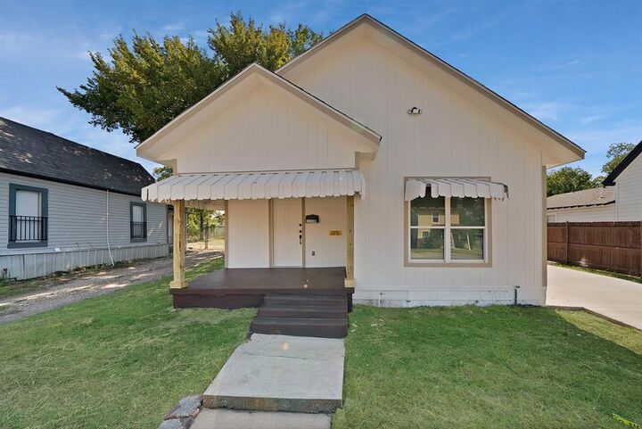 Property Photo:  1130 E Hattie Street  TX 76104 