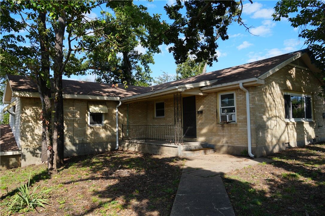 Property Photo: 902 N 9th Street AR 72756