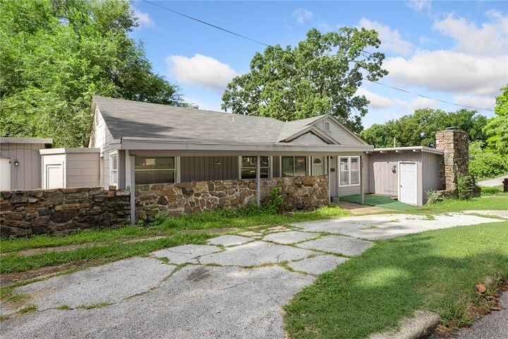Property Photo:  702 E Argyle Street  AR 72601 