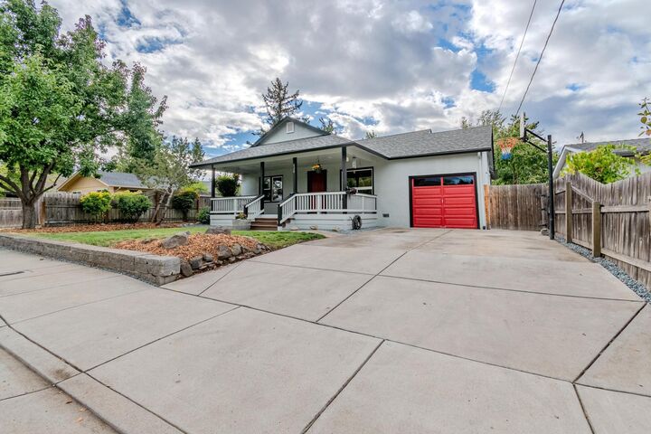 Property Photo: 820 Newtown Street OR 97501