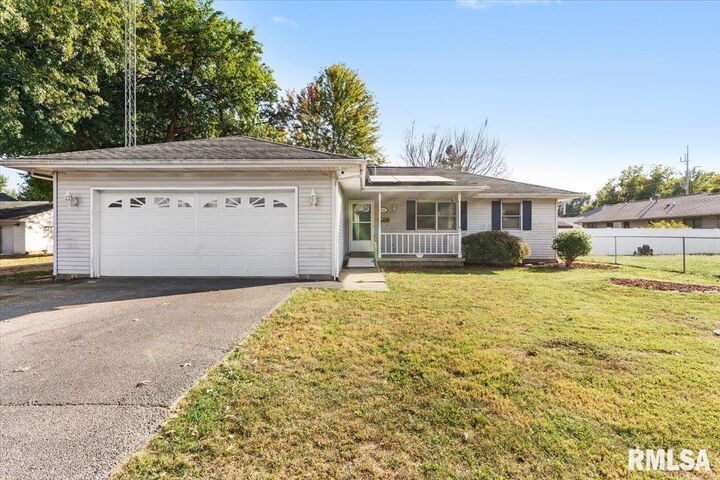 Property Photo: 450 W Hill Street IL 62690