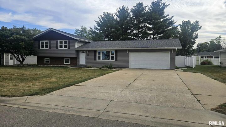 Property Photo:  214 Palm Street  IL 61520 