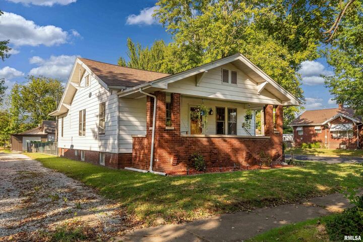 Property Photo:  2004 W Elm Street  IL 62966 