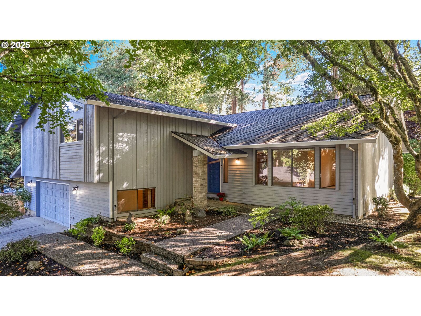 Property Photo:  6 Westminster Dr  OR 97034 