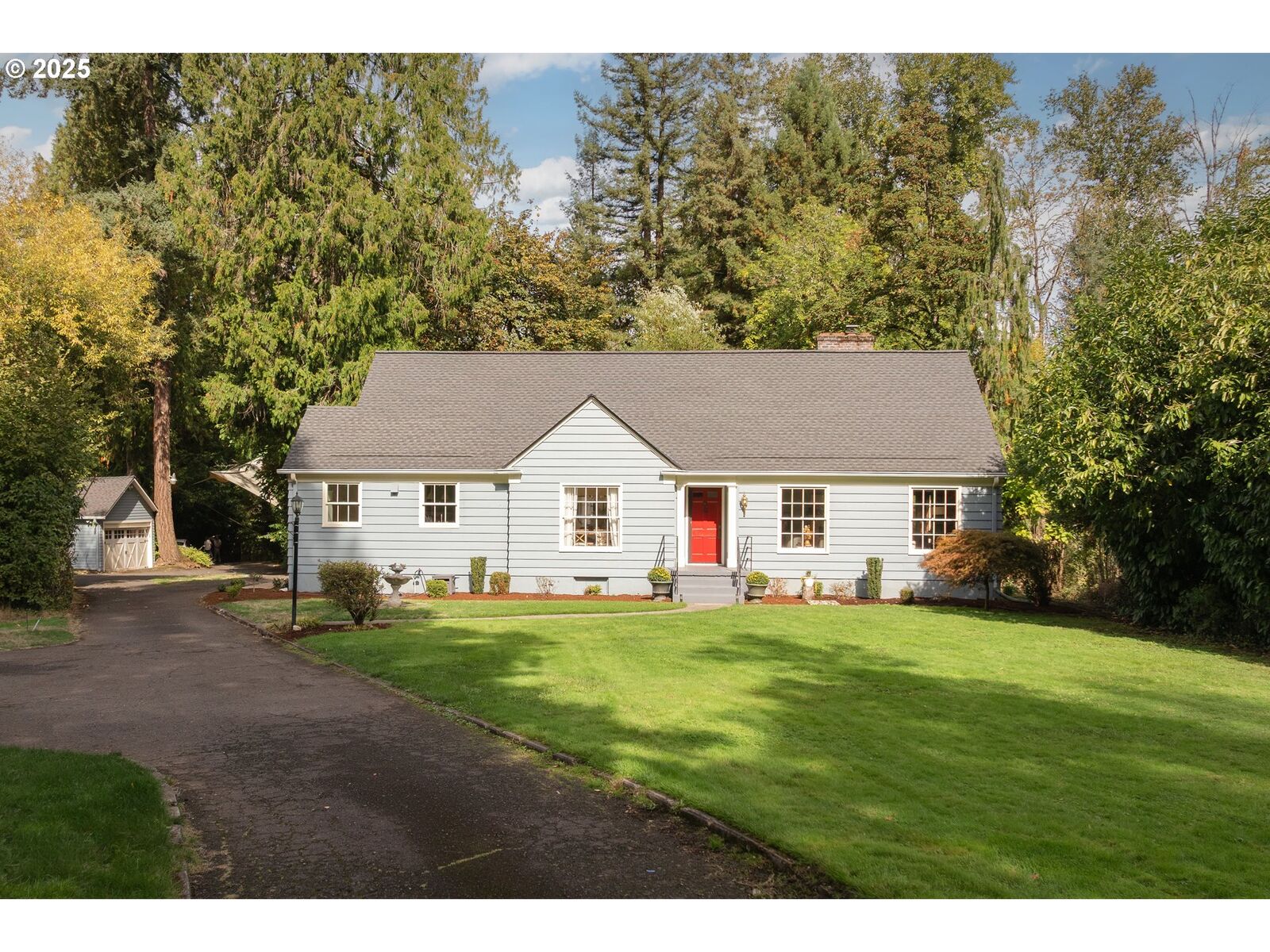 Property Photo:  4917 SE Aldercrest Rd  OR 97222 