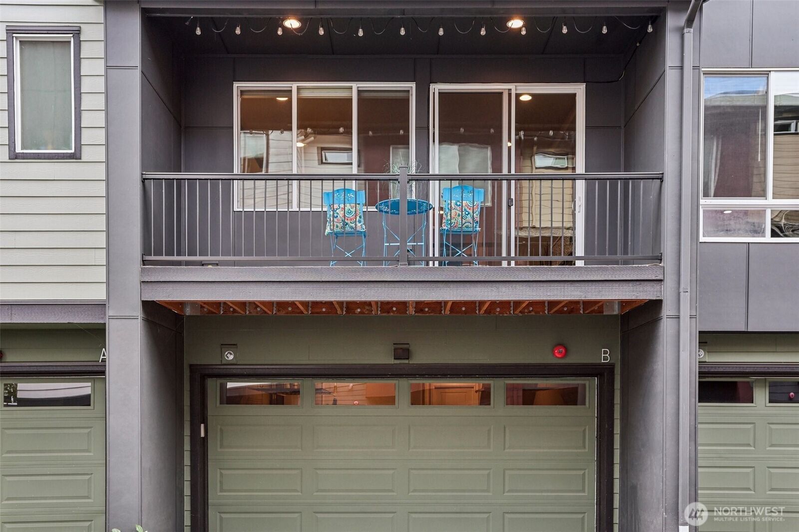 Property Photo: 610 237th Place SE B WA 98021