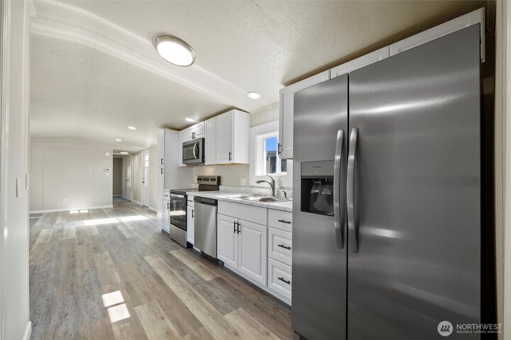 Property Photo:  681  Lonetree Lane  WA 99352 