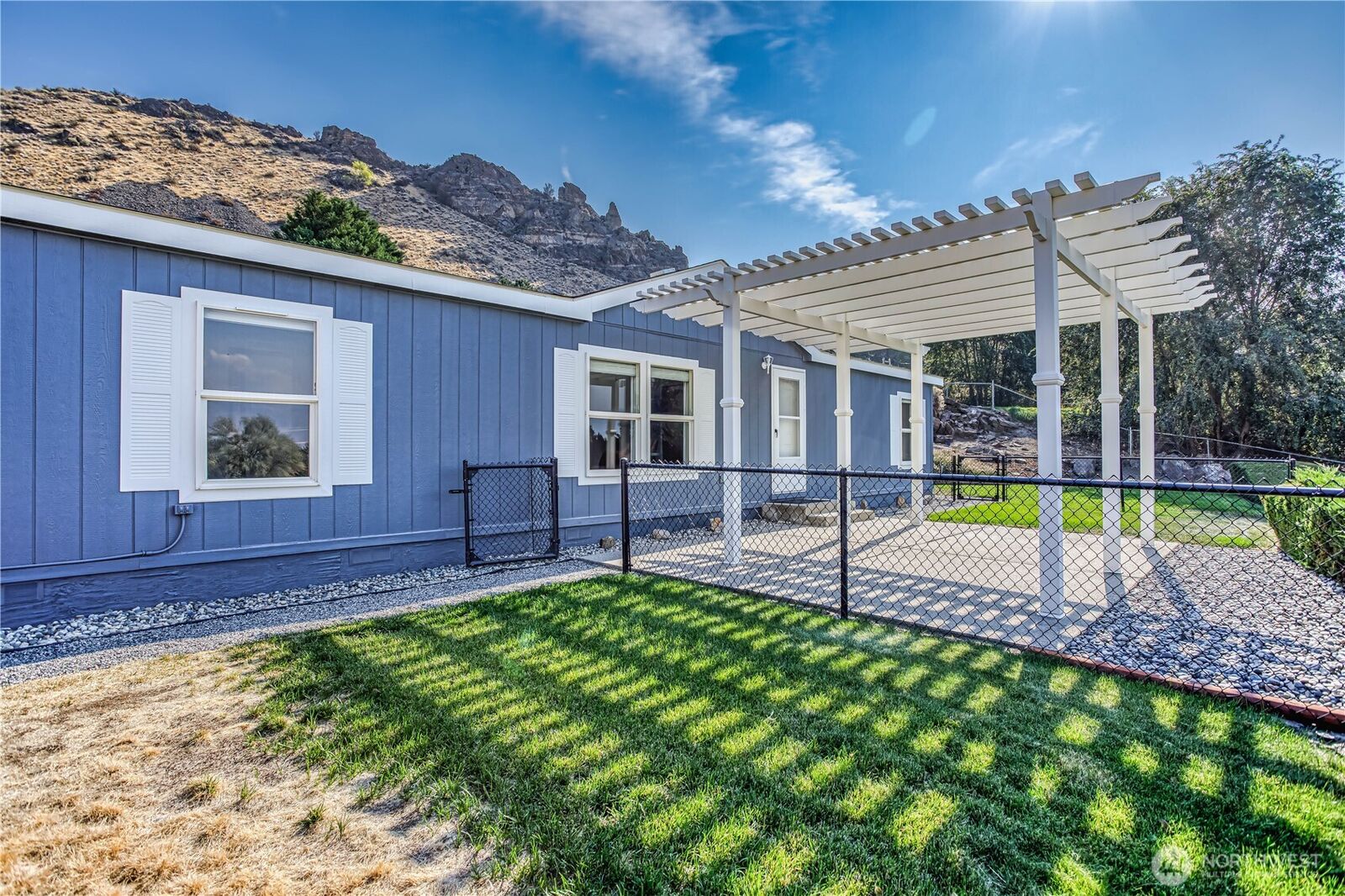 Property Photo: 4044 40th Circle WA 98802