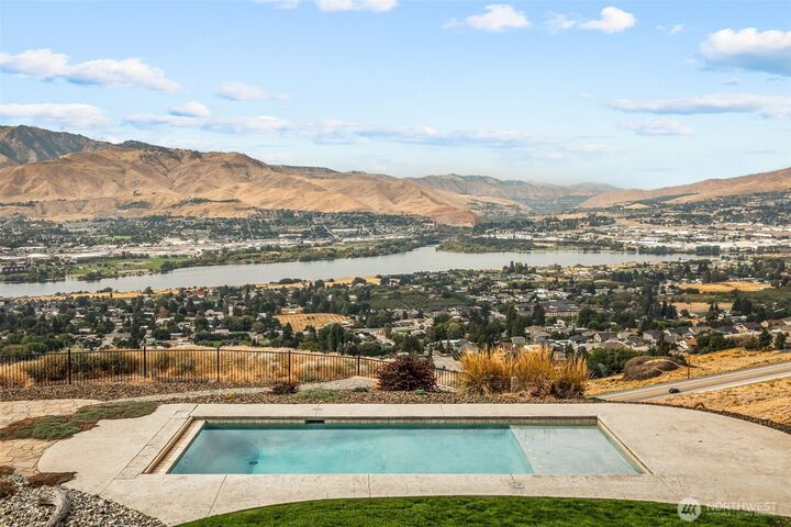 Property Photo:  2330  Enchantment View  WA 98802 