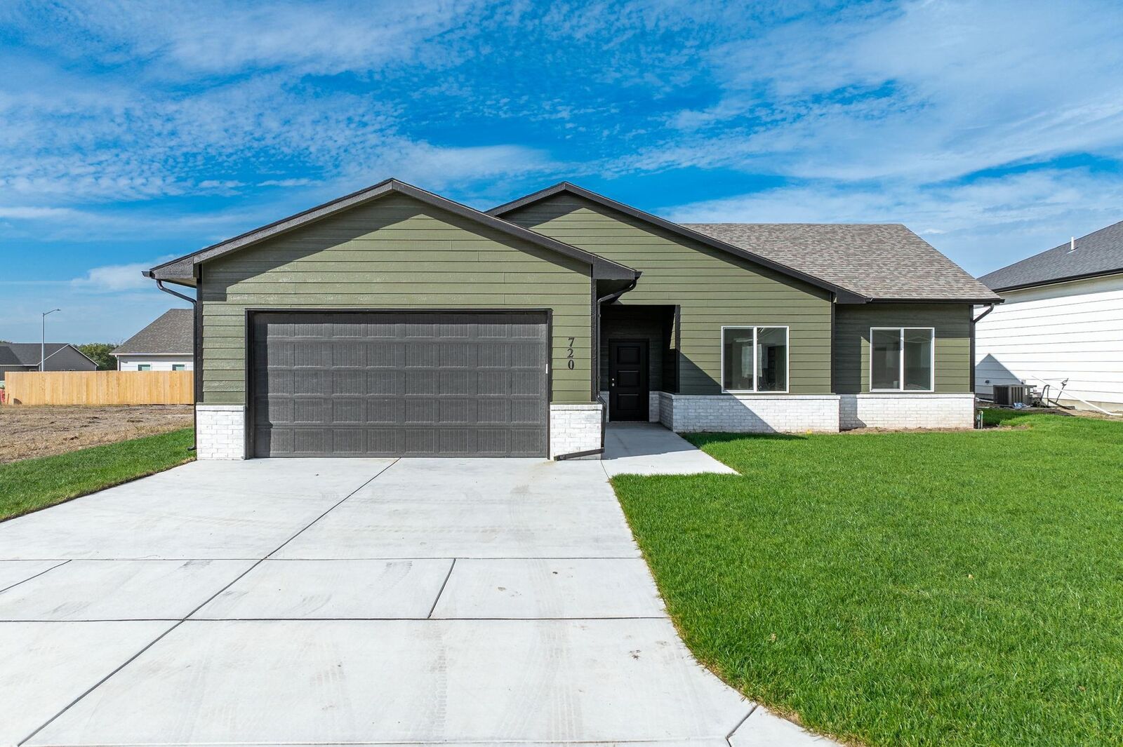 Property Photo:  720 E Elmwood St  KS 67147-1125 