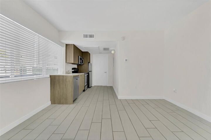 Property Photo: 740 Meridian Ave 18 FL 33139