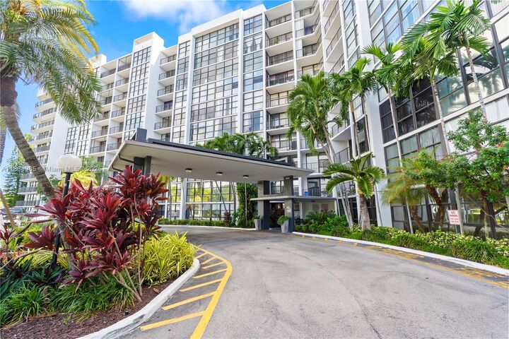 Property Photo: 800 Parkview Dr 224 FL 33009
