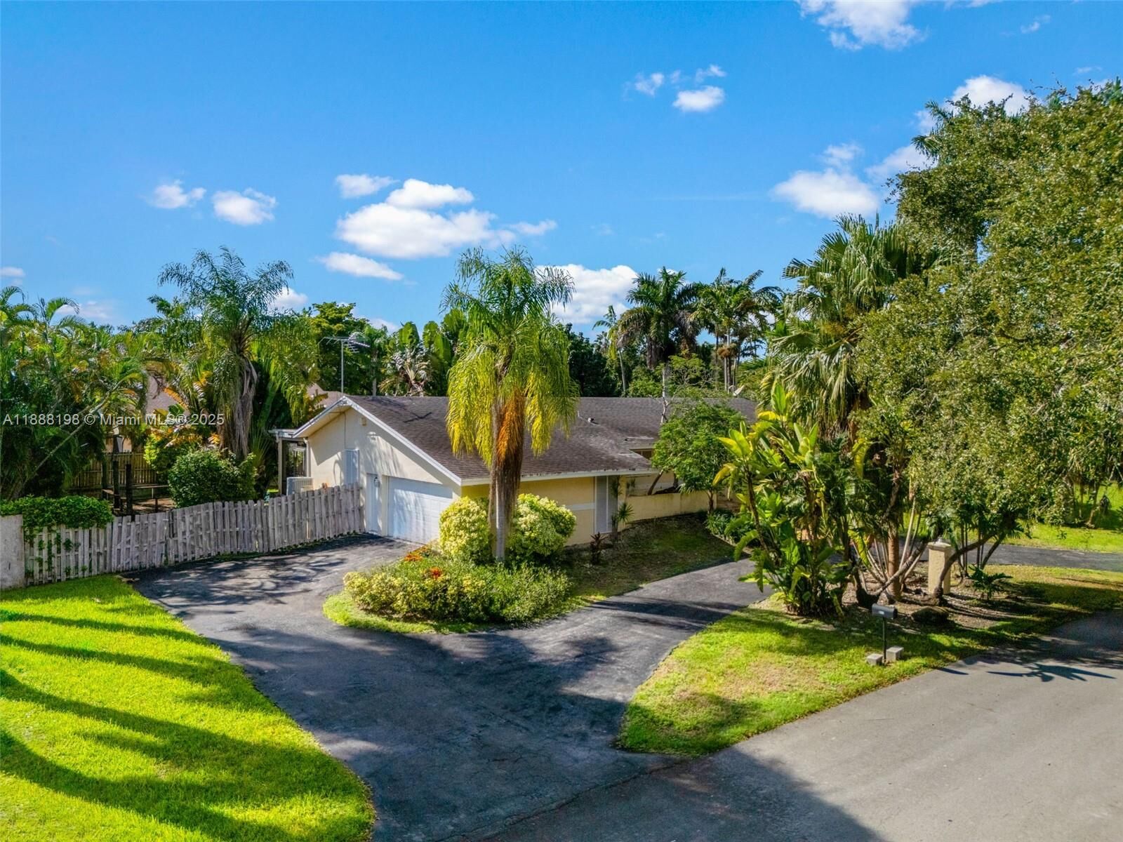 Property Photo: 17900 SW 83rd Ave FL 33157