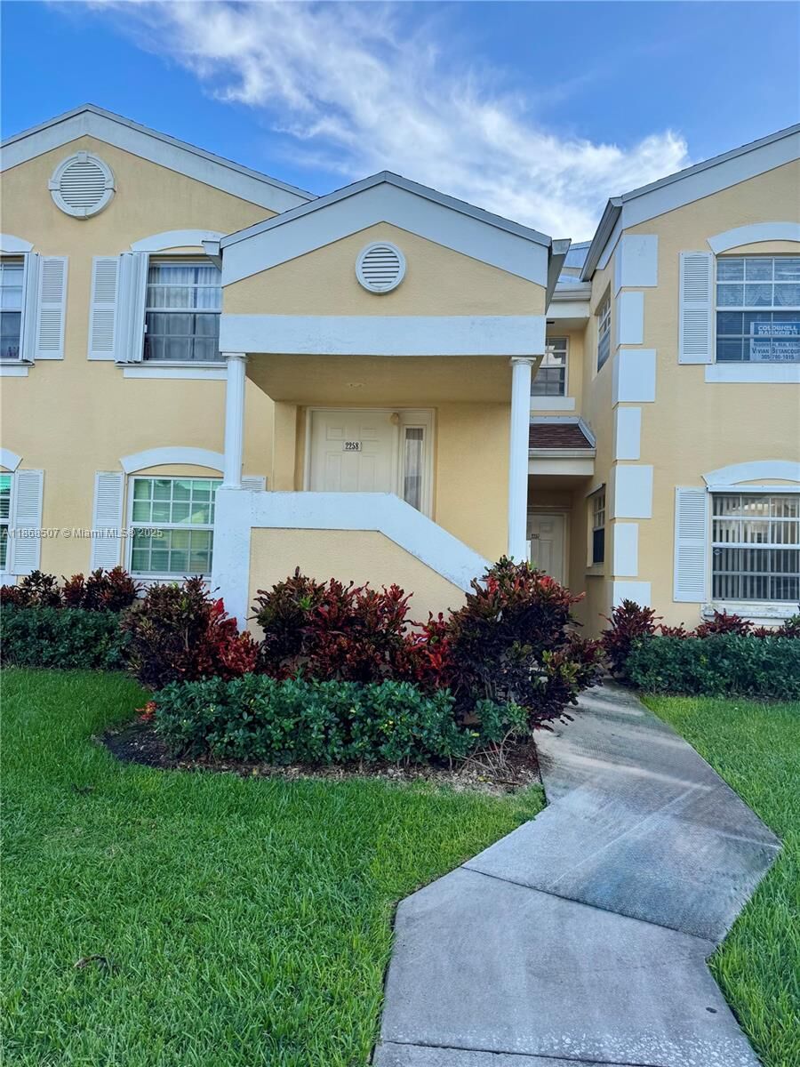 Property Photo:  2258 SE 27th Dr 203-E  FL 33035