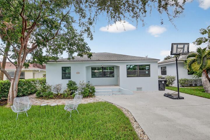 Property Photo:  1027 S Palmway  FL 33460 