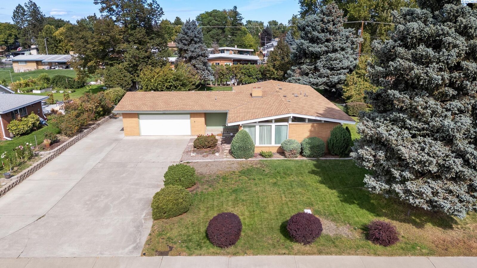 Property Photo: 1412 Woodbury WA 99354