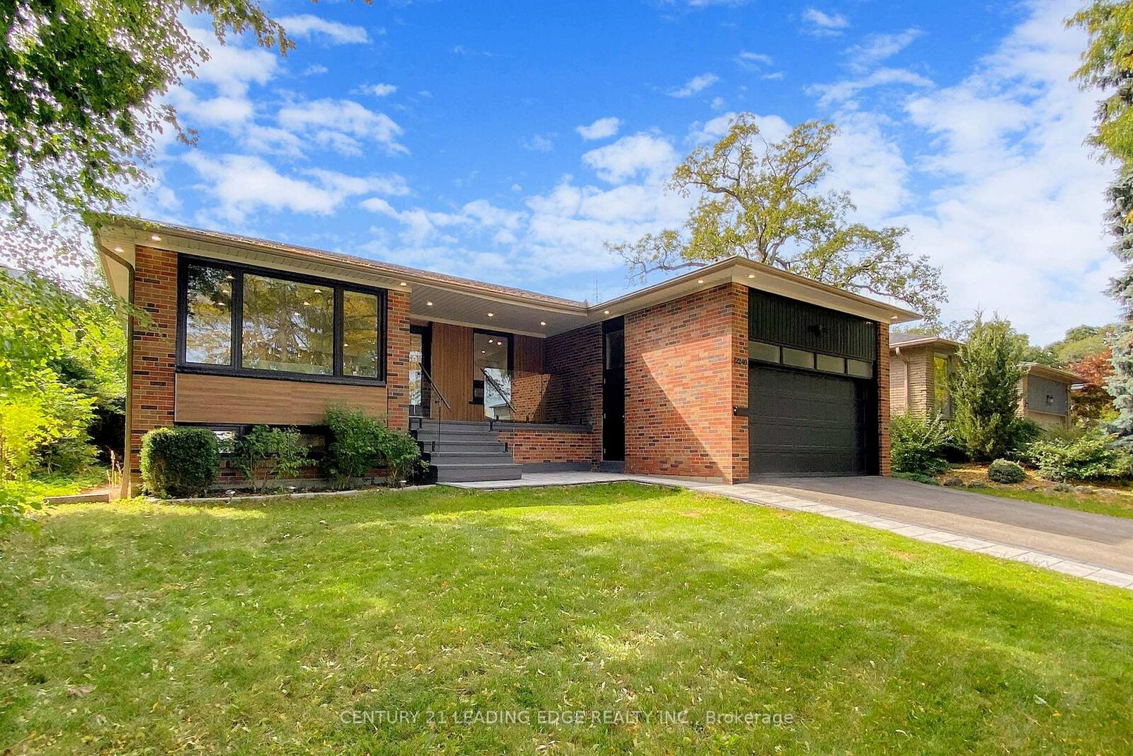 Property Photo: 2240 Springfield Court ON L5K 1V4
