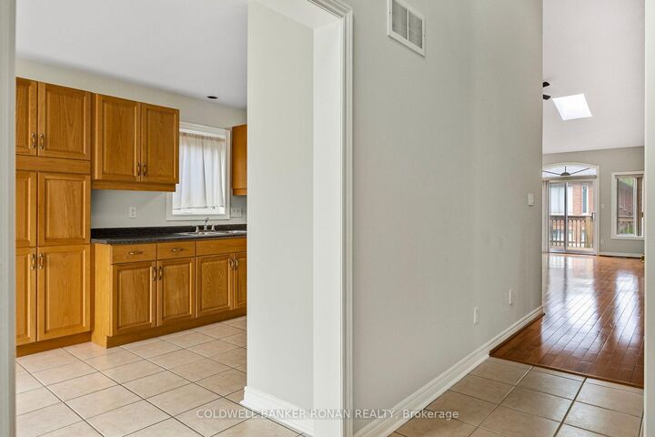 Photo de la propriété:  8 Malibu Manor W 9  ON L9R 2C1 