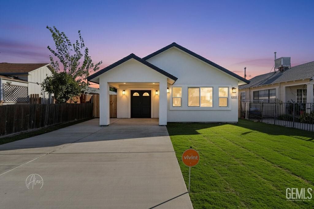 Property Photo: 2207 Verde Street CA 93304