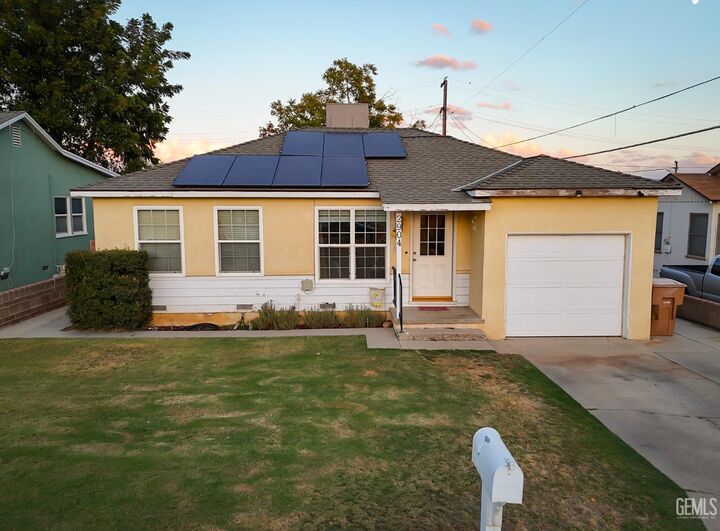 Property Photo:  2904 Worthington Avenue  CA 93308 