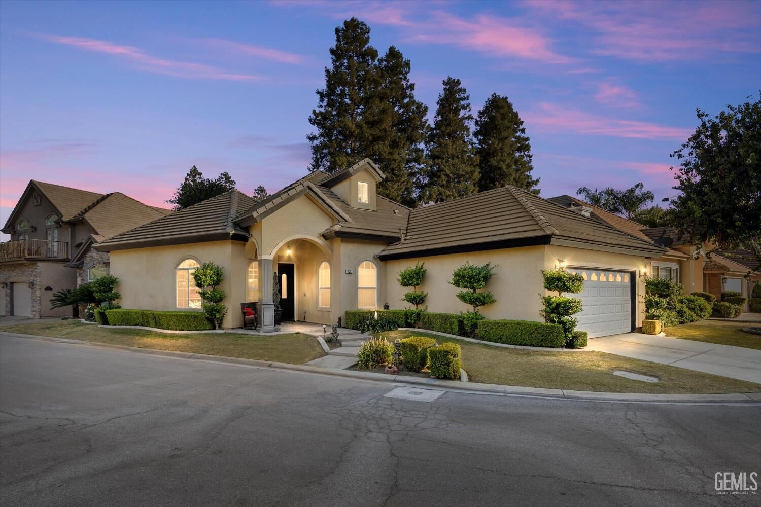 Property Photo: 124 Stockdale Circle CA 93309