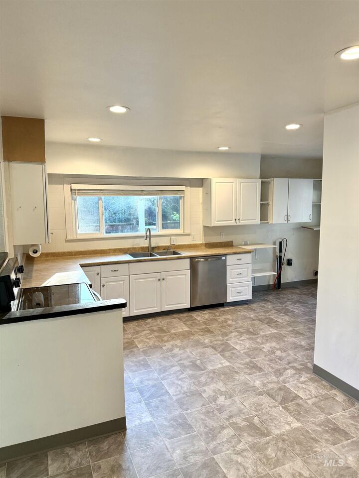 Property Photo:  1122 11th Ave  ID 83501
