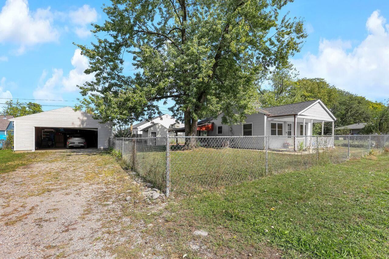 Property Photo: 868 Lawndale Avenue OH 43207