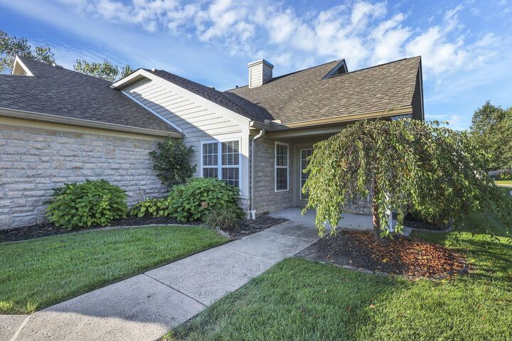 Property Photo:  8083 Farm Crossing Circle  OH 43065 