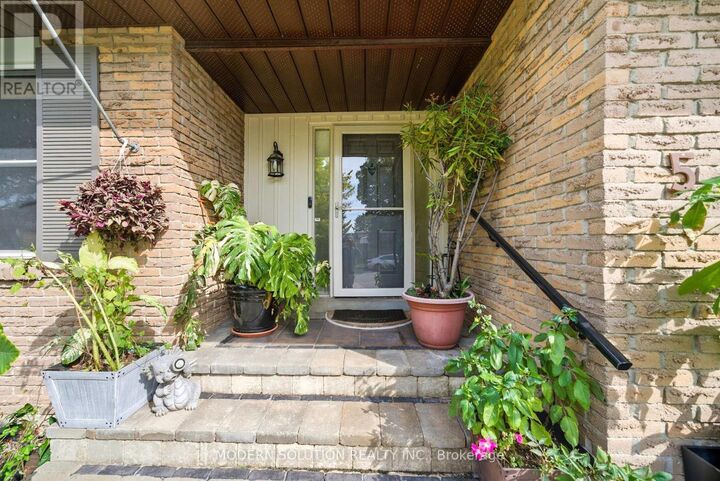 Property Photo:  5 Woodlawn Court  ON L1N 6R4 