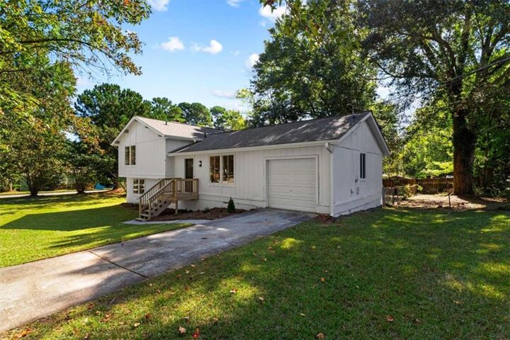 Property Photo:  489 Village Run  GA 30046